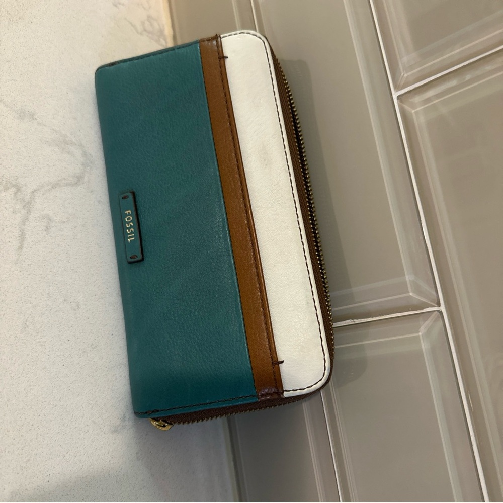 FOSSIL ZIP AROUND WALLET WRISTLET COLOR BLOCK LEATHER BRASS. - Picture 2 of 10